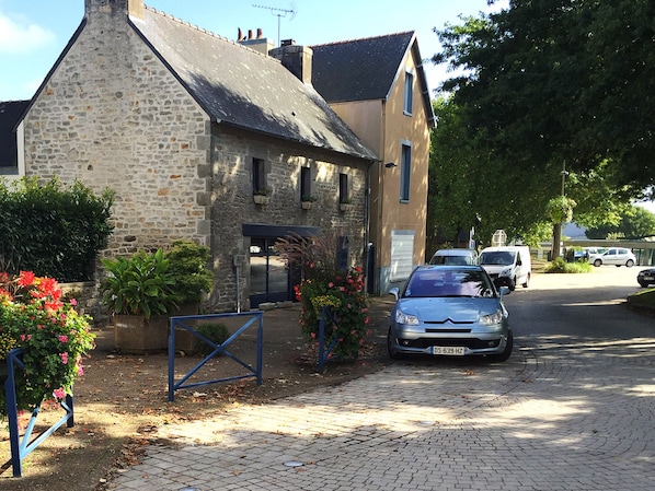 Stone cottage in center of Plomelin