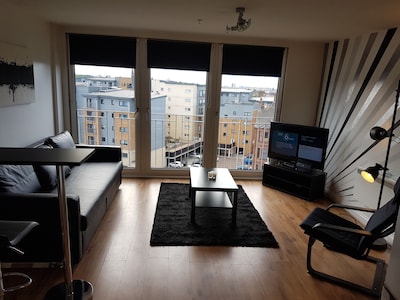 Beautiful Modern 1 Bedroom Apartment Close To City Centre