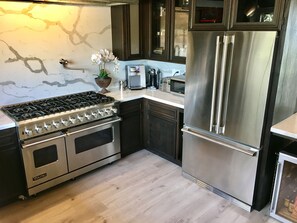 Gourmet kitchen, 8 burner Viking, 2 ovens, microwave, Nespresso & Keurig coffee