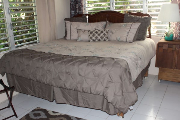 Master bedroom, king bed