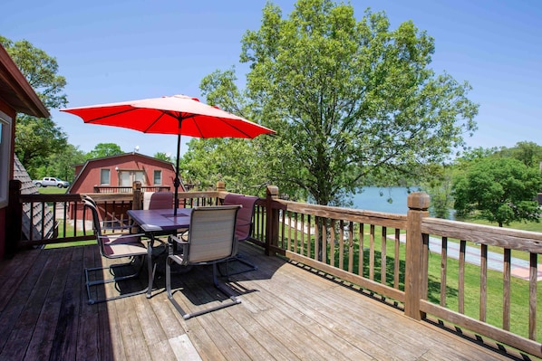 Enjoy relaxing on the deck with beautiful views of the lake!