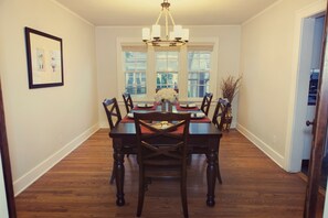 Dining room w/ seating for 6 adults