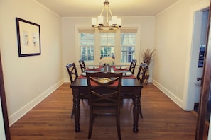 Dining room w/ seating for 6 adults