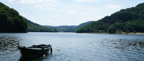 Lac des Fades, 1km à pied, plage surveillée en été, pêche, nautisme
