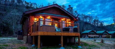 Pigeon Forge River Cabin "Dancing Waters"