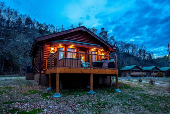 Pigeon Forge River Cabin "Dancing Waters"