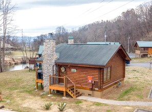 Cabin on the River in the Smokies "Dancing Waters" - Entry Deck