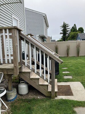 there are 5 stairs from the backyard to main level
