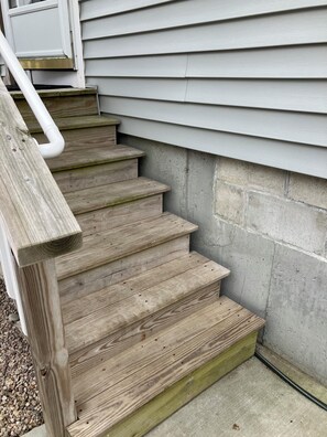 there are 7 stairs from the upper driveway