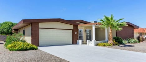 Great curb appeal with Palm tree
