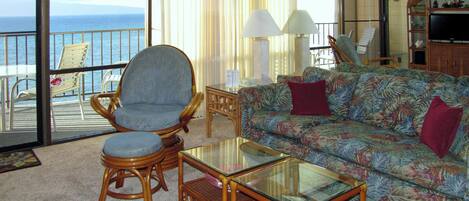 Direct Oceanfront Living Room of Condo 1009