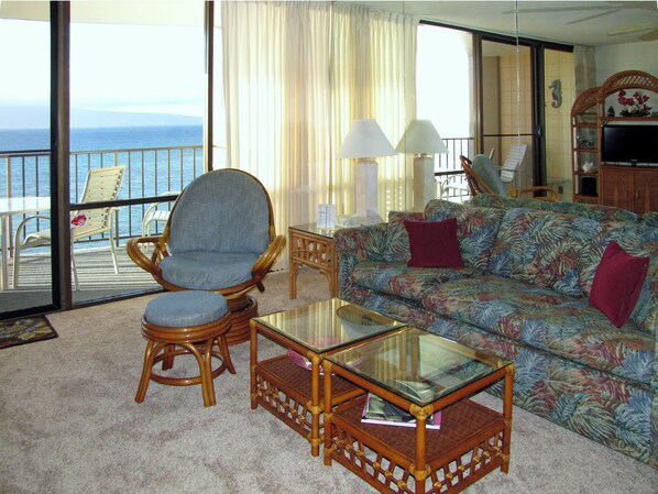 Direct Oceanfront Living Room of Condo 1009