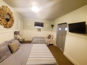 Beach Room w/ 1 Queen Bed and 1 Twin bed.