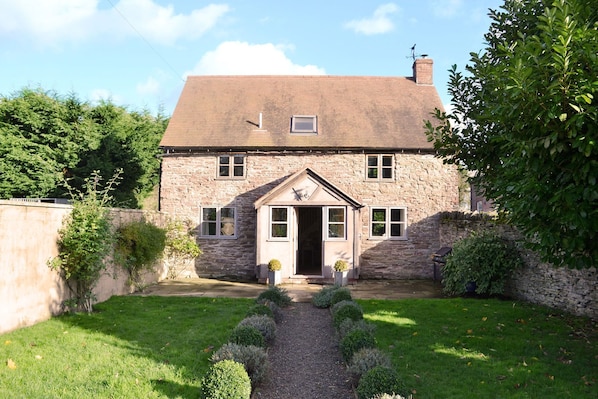 Hampton Wafre Cottage is a beautiful conversion of a 17th century detached barn