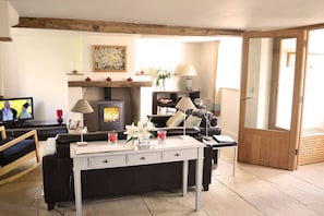 Ground floor: Sitting area in the spacious living space with wood burner