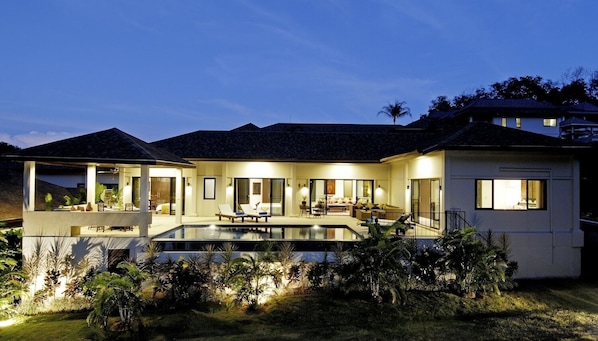 Sapphire Villa with private pool, indoor and outdoor dining, large sundeck, a perfect family home