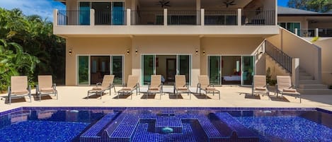 IVORY: 7 Bdrms, Pool, Nr Beach Sleeps 18