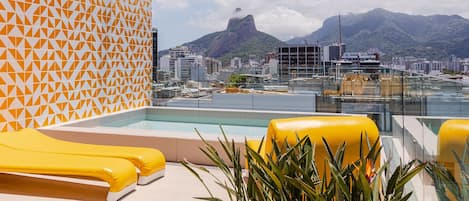 Varanda / Terraço,Vista da cidade,Vista da piscina,Piscina