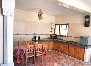 Kitchen & Dining area