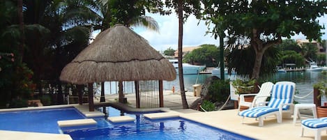 Swim up Palapa with rope swings