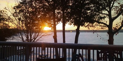 Lakefront Cedar Haven - Free use of Canoe and Kayak, 1 hr from Toronto, All Seasons