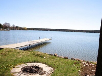 Lakefront Cedar Haven - Free use of Canoe and Kayak, 1 hr from Toronto, All Seasons