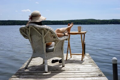 Lakefront Cedar Haven - Free use of Canoe and Kayak, 1 hr from Toronto, All Seasons