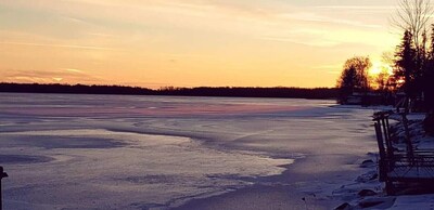 Lakefront Cedar Haven - Free use of Canoe and Kayak, 1 hr from Toronto, All Seasons