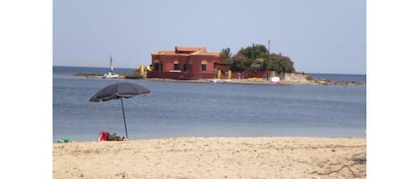 Spiaggetta davanti casa con l'Isolotto Brancati a dominare la vista