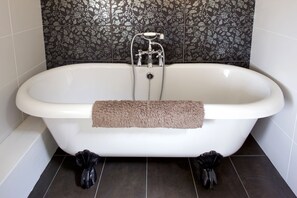 Roll top bath in Loft Master Suite