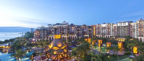 Villa Del Palmar at night