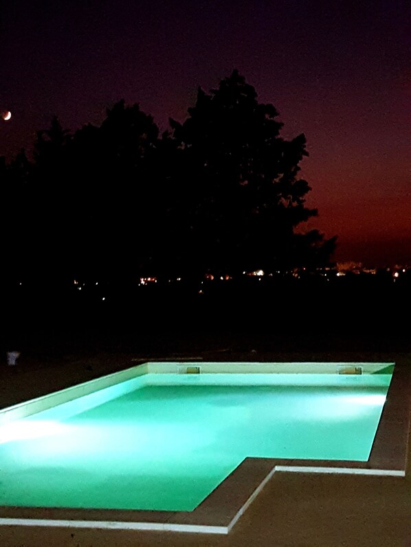 piscina illuminata al tramonto