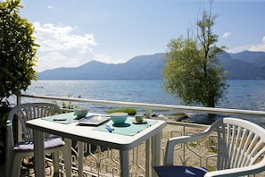 Sonnenterrasse mit atemberaubender Sicht auf den See und die gegenüberliegenden Berge