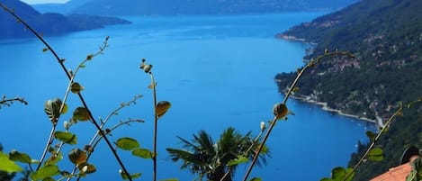 Atemberaubende Sicht auf den See und die Berge