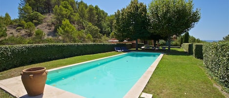 Piscine sécurisée par un volet