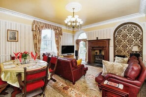 Lounge/Dining