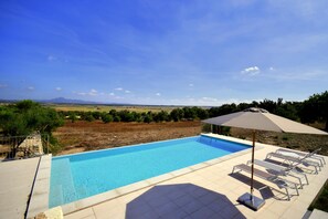 Sehr schöner Pool bereich mit Terrasse und Sonnen liegen 