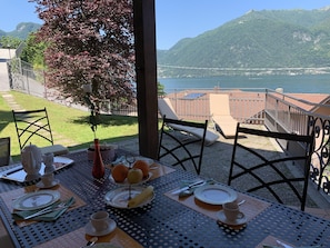 Ca. 20 m² große überdachte Terrasse mit wunderschöner Sicht auf den See