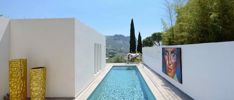 Piscine avec vue mer et montagne