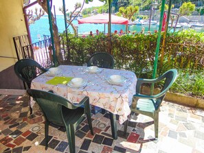 Ca. 30 m² große, abgeschlossene Terrasse mit Pergola und wunderschöner Sicht auf den See