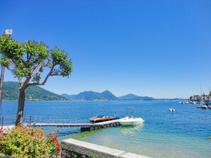 Das Haus liegt direkt an der Seeuferpromenade