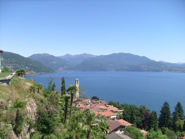 Gigantische Sicht auf den See und die Berge