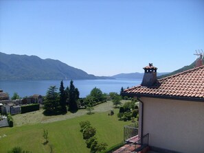 Gigantische Sicht auf den See und die Berge