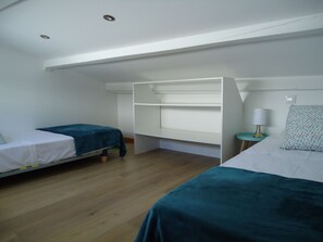 2nd bedroom with twin single beds
