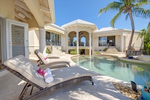 Invite your friends to join you poolside.