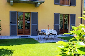 Ca. 6 m² große, private Terrasse mit Blick auf die umliegenden Berge