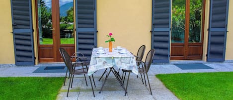 Ca. 6 m² große, private Terrasse mit Blick auf die umliegenden Berge
