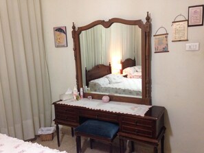 1st Bedroom: dressing table