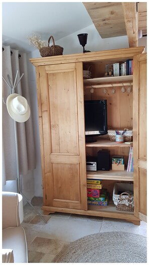 Lecture, tv, chaine hifi, jeux de société...