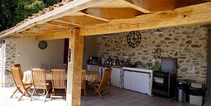 cuisine été toute équipée :frigo américain lave vaisselle cuisinière 
